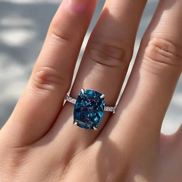 - WEDDING RING - Picture 1 of 3